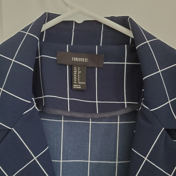 EUC F21 Grid Pattern Flowy Trench Coat. - Picture 3 of 5